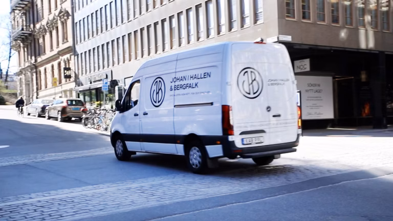 Lastbil med Johan i Hallen Bergfalks logotyp i samband med nytt samarbete med pinDeliver