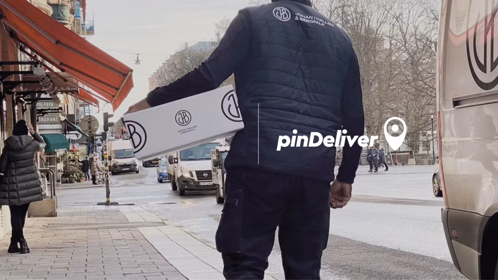 Johan i Hallen & Bergfalks logotyp på paket och jacka, tillsammans med pinDelivers logotyp i samband med Finlandsexpansion