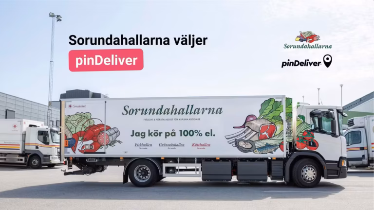 Lastbil med Sorundahallarnas logotyp och texten 'Sorundahallarna väljer pinDeliver' tillsammans med pinDelivers logotyp
